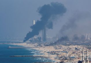 Η στιγμή που η Χαμάς ρίχνει ρουκέτες – Βίντεο από το σφυροκόπημα στο Ισραήλ