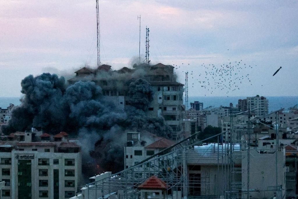 Ισραήλ: Σοκαριστικά βίντεο από το πυραυλικό χτύπημα στη Γάζα – Ο «Πύργος της Παλαιστίνης» καταρρέει