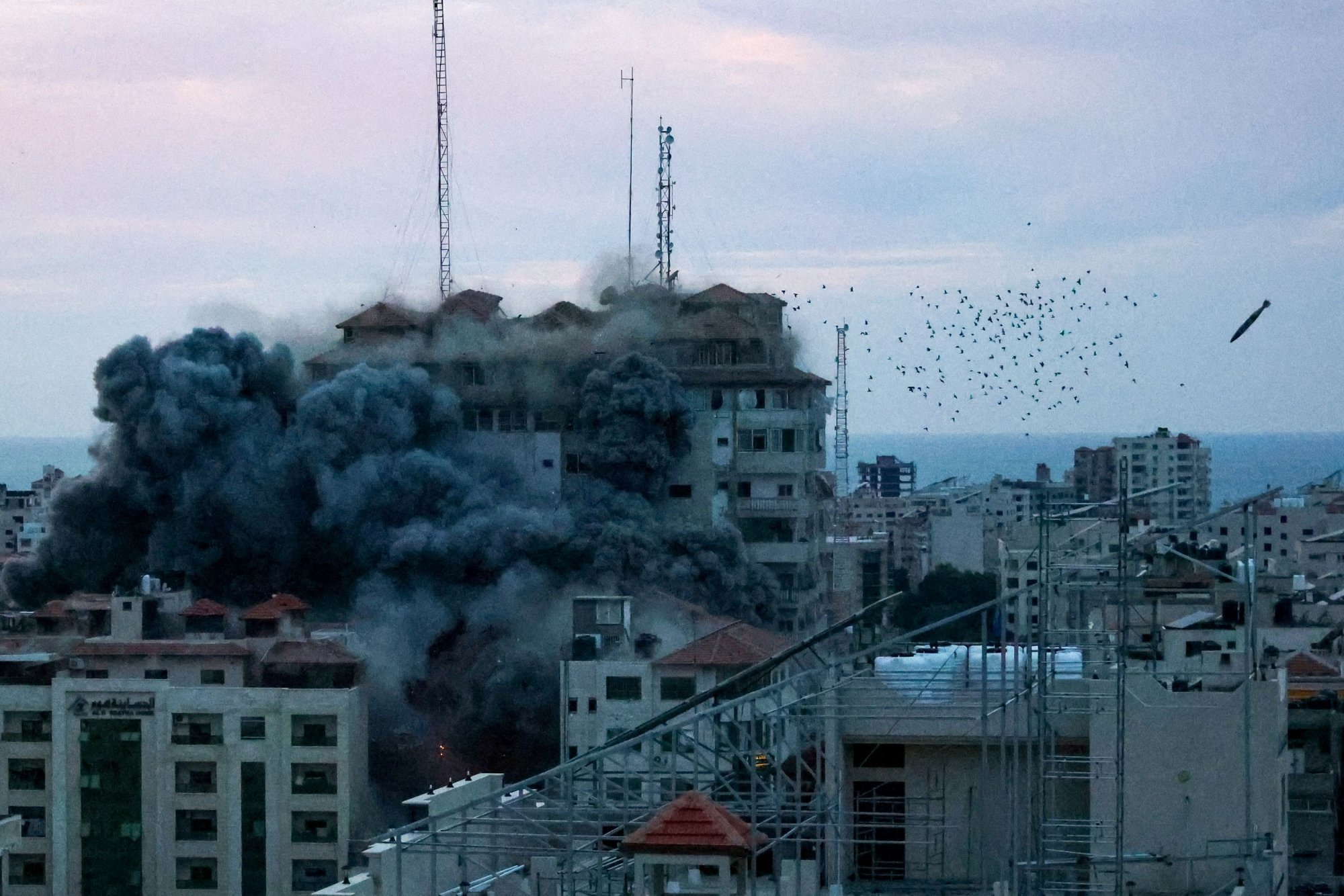 Ισραήλ: Σοκαριστικά βίντεο από το πυραυλικό χτύπημα στη Γάζα - Ο «Πύργος της Παλαιστίνης» καταρρέει