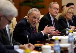 Ξεκάθαρη στήριξη του Ισραήλ ζητεί από το Πεκίνο ο επικεφαλής των Δημοκρατικών στη Γερουσία