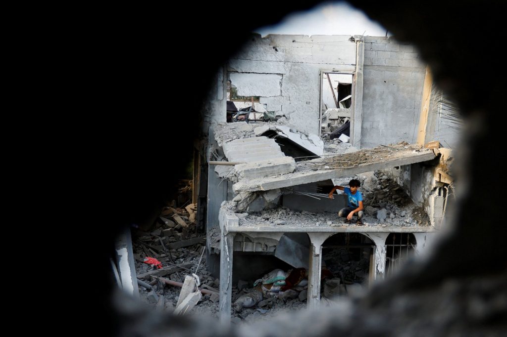 Τρεις νέοι Παλαιστίνιοι αφηγούνται: Στη Γάζα δεν ζεις απλώς παλεύεις να επιβιώσεις