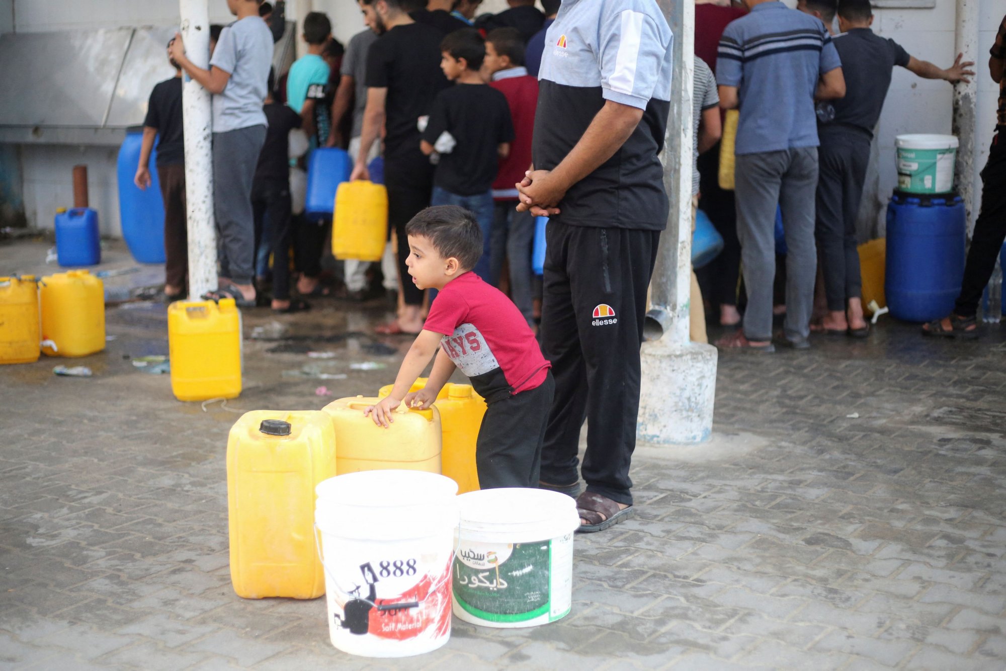 Πρόσφυγες στη νότια Γάζα ψάχνουν νερό και ψωμί