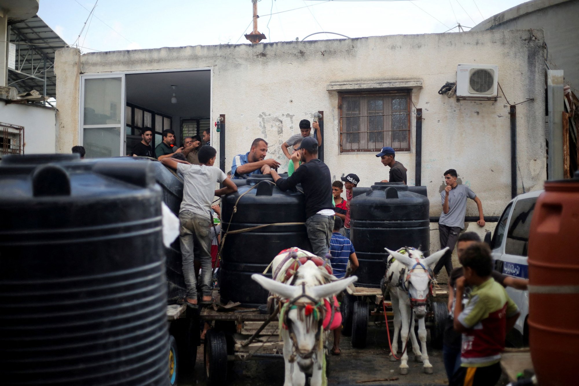 Λωρίδα της Γάζας: Ένας άνδρας με το γαϊδούρι του εξασφαλίζει ότι δεν θα διψάσει κανείς