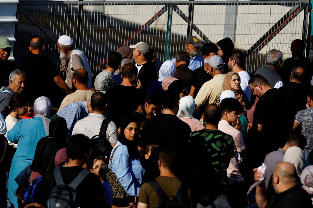 Πόλεμος Ισραήλ – Χαμάς: Κατεστραμμένο το πέρασμα της Ράφα στην παλαιστινιακή πλευρά – Εγκλωβισμένοι πρόσφυγες