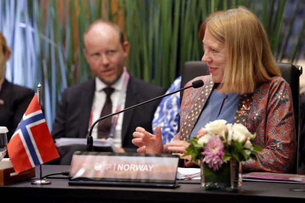 Νορβηγία: «Απολύθηκε» η υπουργός Εξωτερικών – Το σκάνδαλο με τη βιομηχανία όπλων και η ανάγκη ανανέωσης
