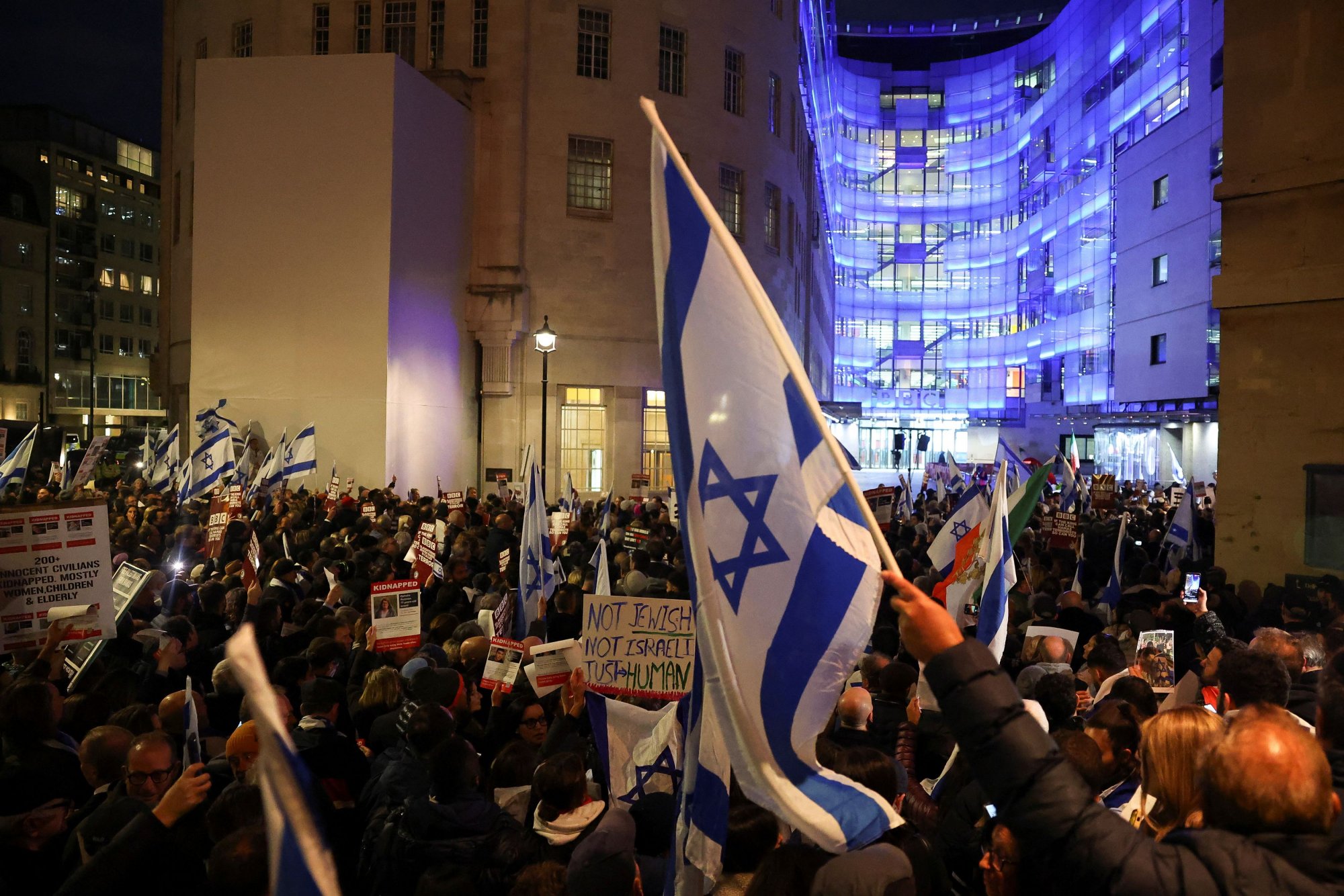 Ισραήλ: Διαδήλωση έξω από το BBC επειδή δεν αποκαλεί «τρομοκρατική οργάνωση» τη Χαμάς - «Ντροπή σας»