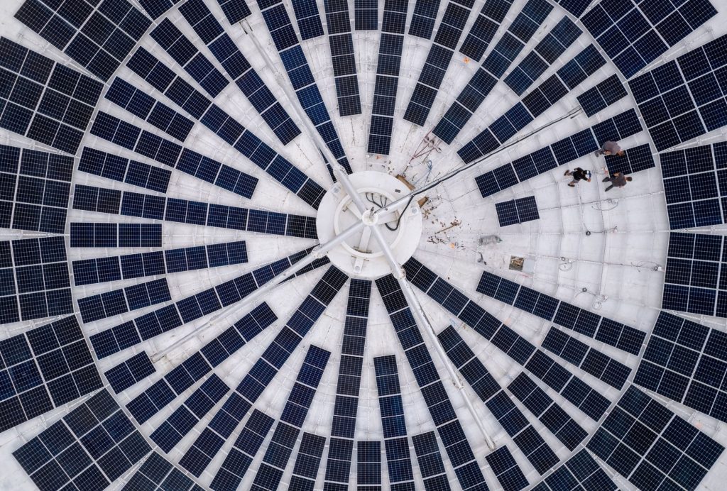 ΑΠΕ: H Ελβετία μετατρέπει γιγάντια δορυφορικά πιάτα σε σταθμούς ηλιακής ενέργειας