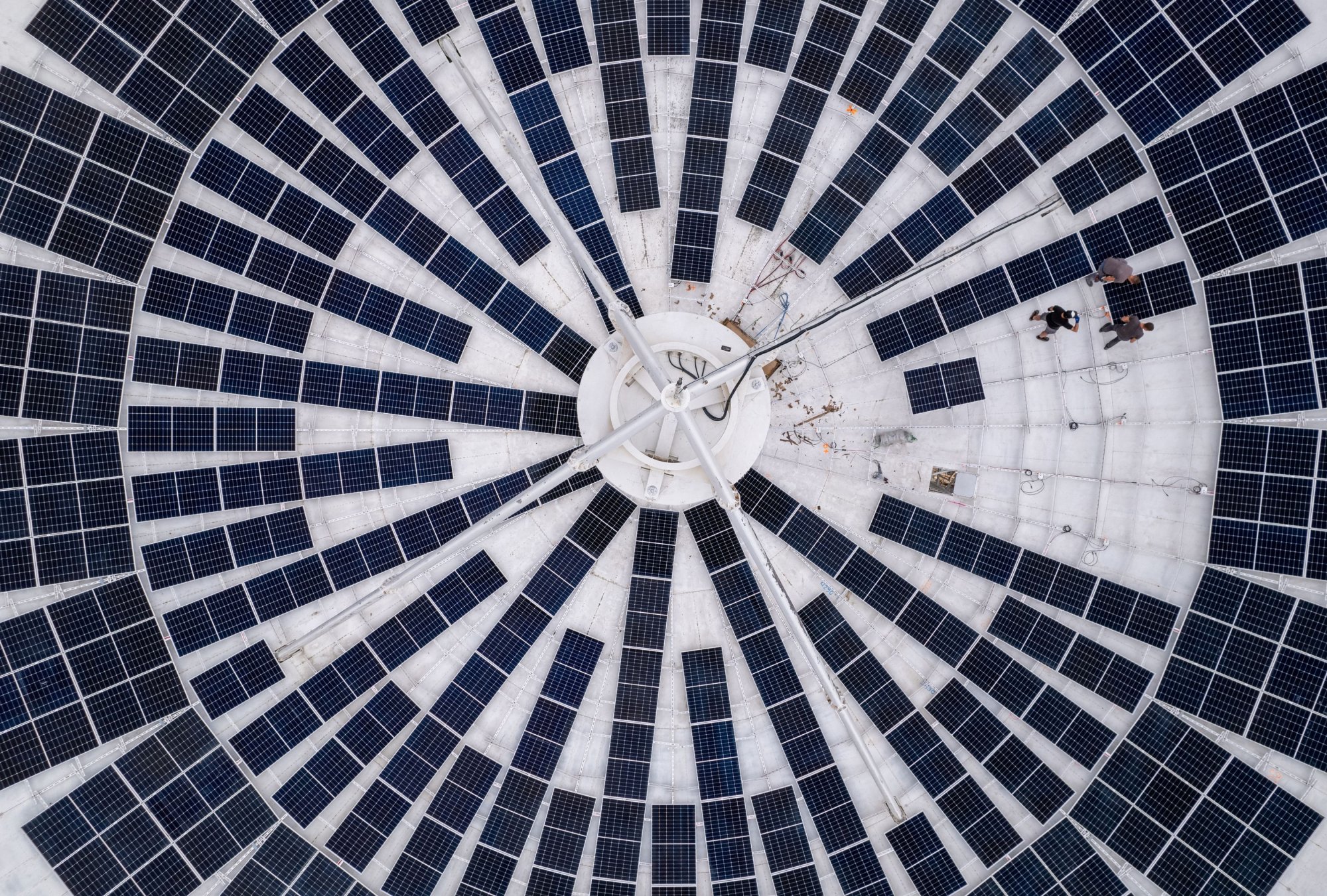 ΑΠΕ: H Ελβετία μετατρέπει γιγάντια δορυφορικά πιάτα σε σταθμούς ηλιακής ενέργειας