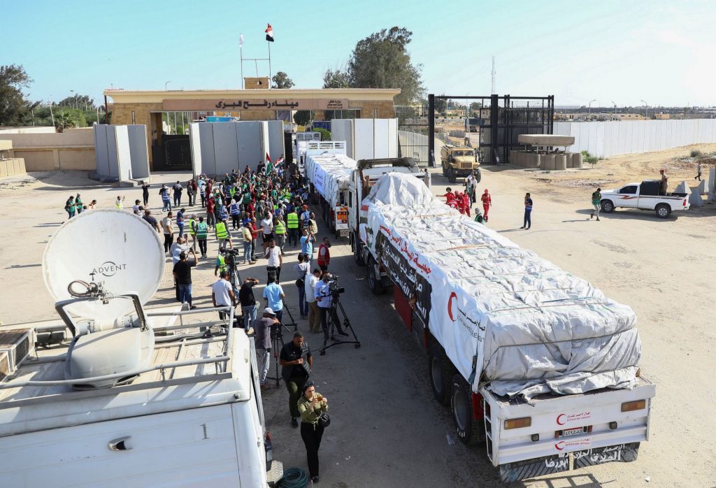 Αίγυπτος: 17 φορτηγά με ανθρωπιστική βοήθεια περνούν στη Λωρίδα της Γάζας