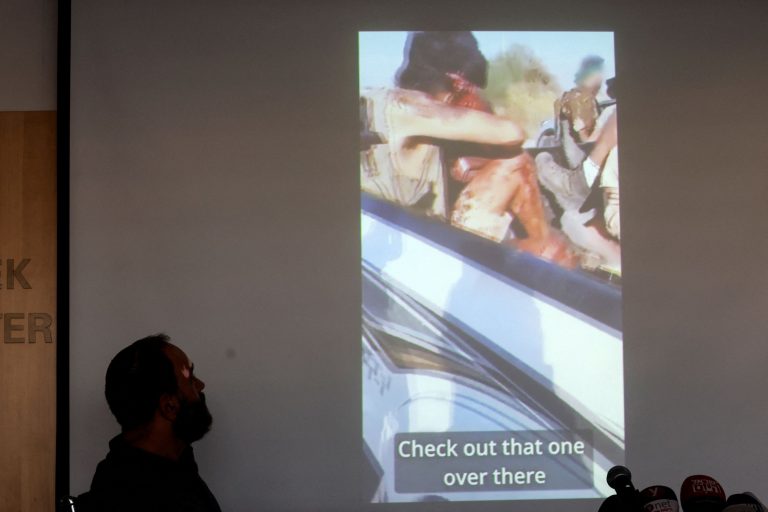 Ισραήλ – Φεστιβάλ: Σοκαριστικά πλάνα με ακρωτηριασμένο όμηρο την ώρα της απαγωγής του από τη Χαμάς