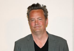 Μάθιου Πέρι: Τι έδειξε η πρώτη ιατροδικαστική εξέταση για τον θάνατό του – Γιατί χρειάζεται «πρόσθετη έρευνα»