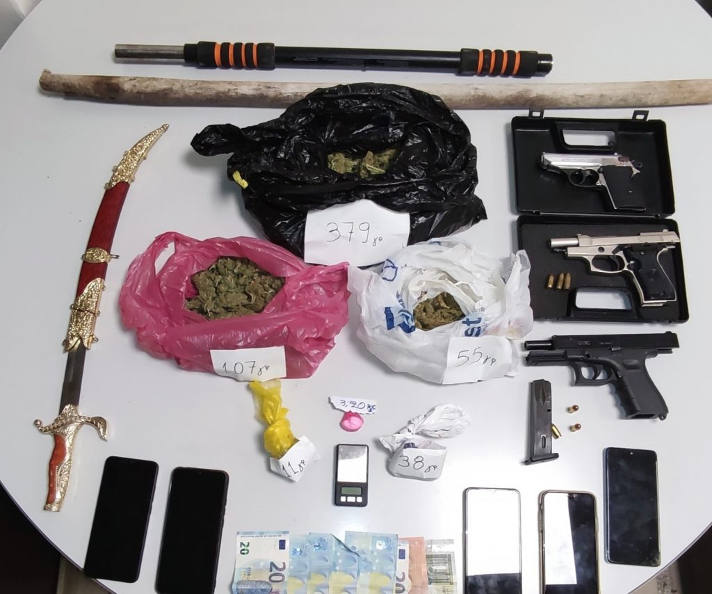 Θεσσαλονίκη: Πιστόλια, ναρκωτικά ώς σπαθί βρέθηκαν στο σπίτι του 40χρονου που πυροβόλησε 29χρονο