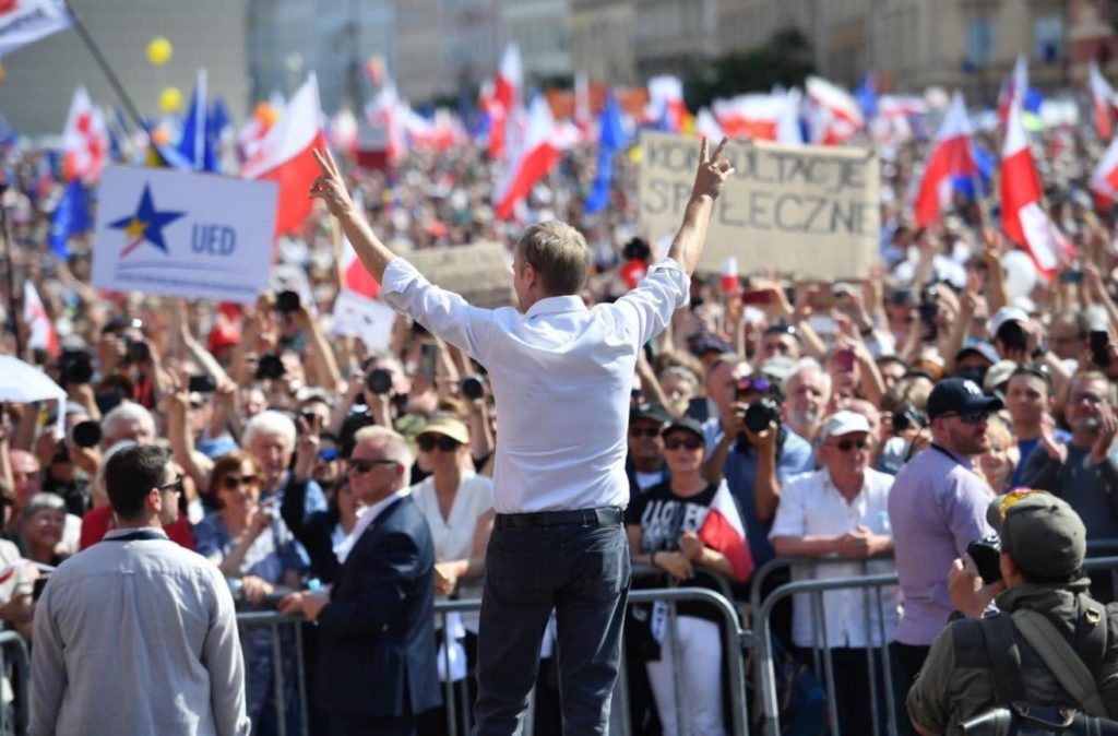 Εκλογές στην Πολωνία: Ο Τουσκ πανηγυρίζει και ο Κρατσίνσκι συνεχίζει να ελπίζει