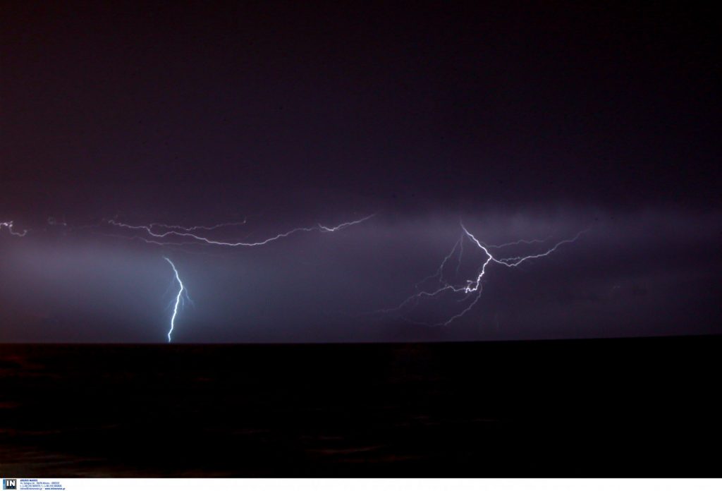 Νύχτα με πολλούς κεραυνούς και χαλαζοπτώσεις – Πού θα χτυπήσουν, τι λέει το έκτακτο δελτίο της ΕΜΥ