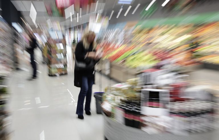 Τσακίζει η ακρίβεια τα νοικοκυριά – Άγχος για 1 στους 2 η αγορά τροφίμων