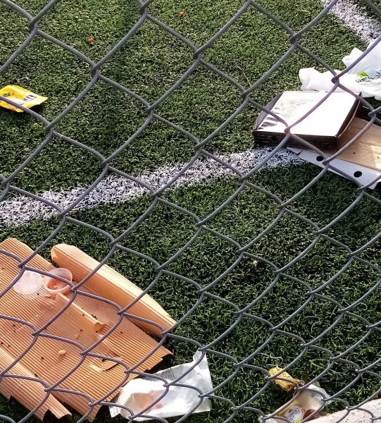 Δήμος Παιανίας: Σε …πιτσαρία μετέτρεψαν γήπεδο 5Χ5 – Ξεκίνησε και η κατασκευή νέας πλατείας στα Γλυκά Νερά