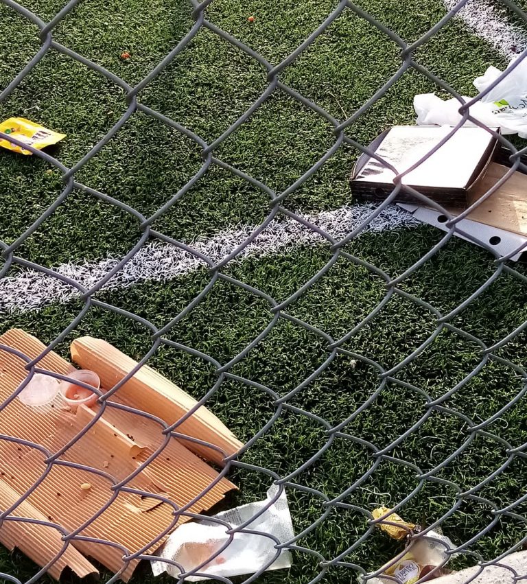 Δήμος Παιανίας: Σε …πιτσαρία μετέτρεψαν γήπεδο 5Χ5 – Ξεκίνησε και η κατασκευή νέας πλατείας στα Γλυκά Νερά