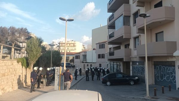 Ηράκλειο: Αστυνομικές δυνάμεις απέκλεισαν τα γραφεία του «Τηγανίτη» – Τι καταγγέλλουν οι «εγκλωβισμένοι»