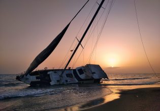 Εγκαταλελειμένο «δουλεμπορικό» από τα ανοιχτά της Ιταλίας προσάραξε σε παραλία της Ηλείας