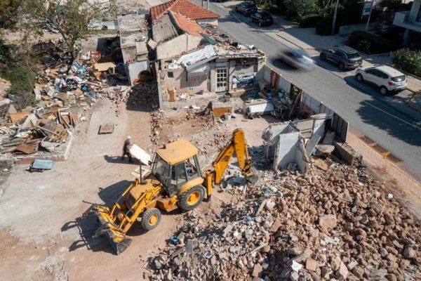 Μια ανάπλαση με πολύ πράσινο σε κεντρικό σημείο της Γλυφάδας