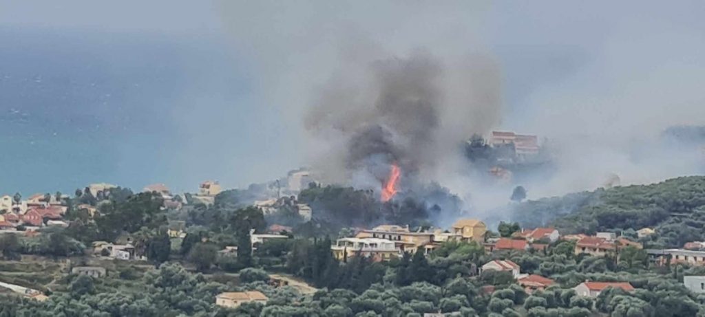 Κέρκυρα: Σε ύφεση η φωτιά – Στη θάλασσα οι φλόγες, κινδύνευσαν σπίτια και ξενοδοχεία (φωτογραφίες)