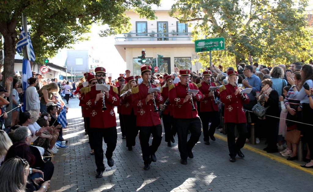 Ο ύμνος του ΕΑΜ στη μαθητική παρέλαση του Χαλανδρίου – Δείτε βίντεο
