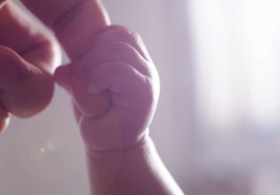 Μητέρα κατηγορεί ιερέα για κακομεταχείριση παιδιού – «Το πίεζε σαν άψυχη κούκλα»