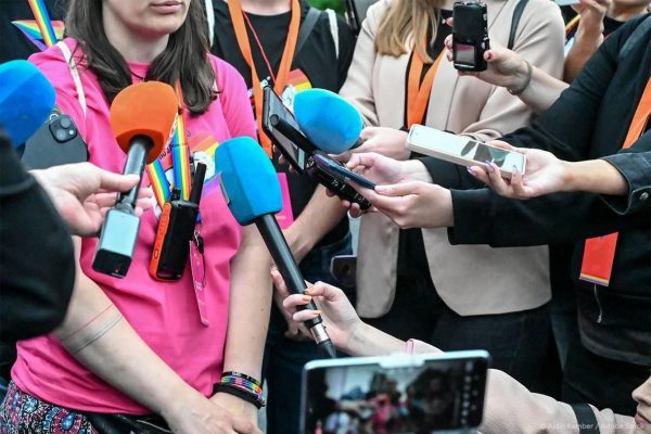 Πιο αυστηρούς κανόνες για την προστασία δημοσιογράφων και MME απαιτεί το Ευρωπαϊκό Κοινοβούλιο