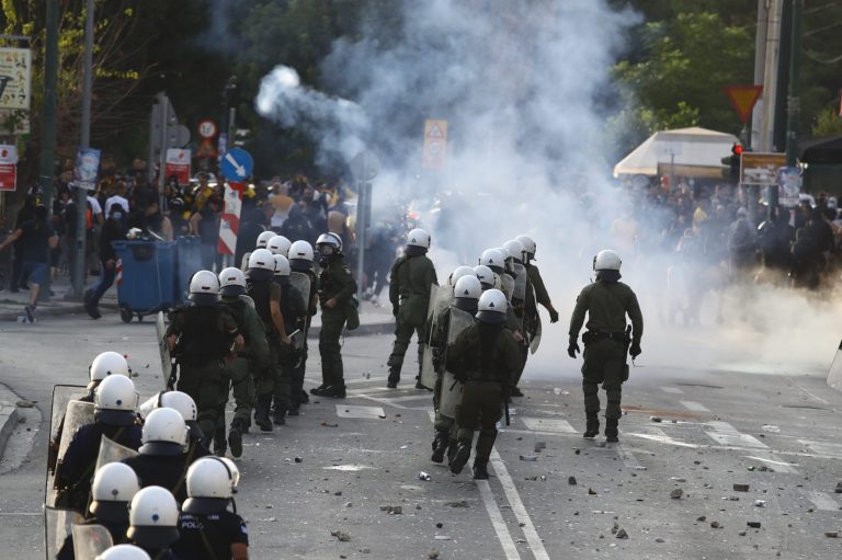Χαμός στη Νέα Φιλαδέλφεια: Επεισόδια και χρήση δακρυγόνων (vid & pics)