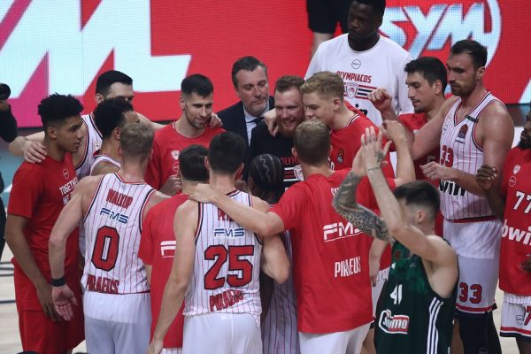 Ο «χαμός» στα αποδυτήρια και το «Ολυμπιακός» από Μπαρτζώκα και παίκτες (vid)