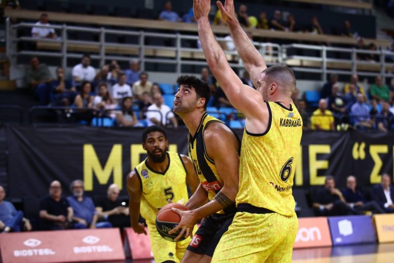 Ανησυχία με Καββαδά – Στο νοσοκομείο ο σέντερ του Λαυρίου