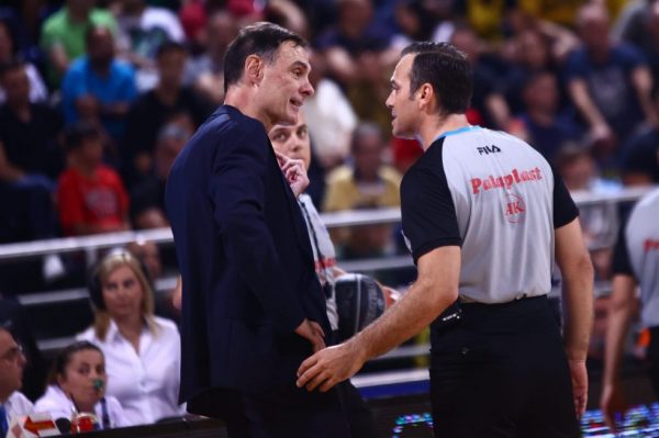 Έξαλλος ο Μπαρτζώκας με την διαιτησία στο Αλεξάνδρειο