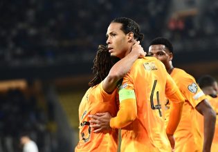 Έξαλλοι με τον αγωνιστικό χώρο της «Opap Arena» Φαν Ντάικ και Βέγκχορστ – «Είναι φρικτός»