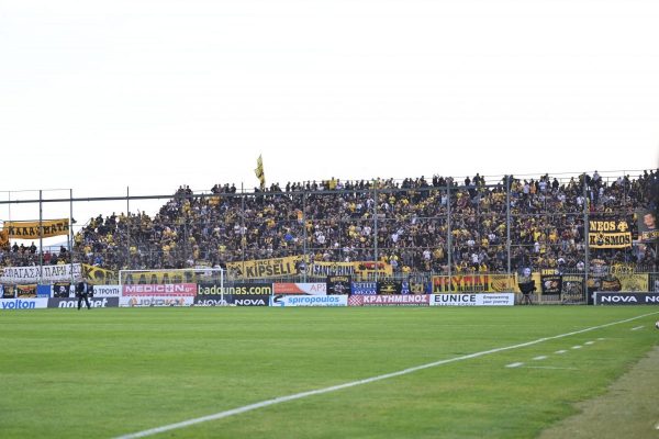 Χαμός με δακρυγόνα στην Τρίπολη – Ξεκίνησε με καθυστέρηση το δεύτερο ημίχρονο