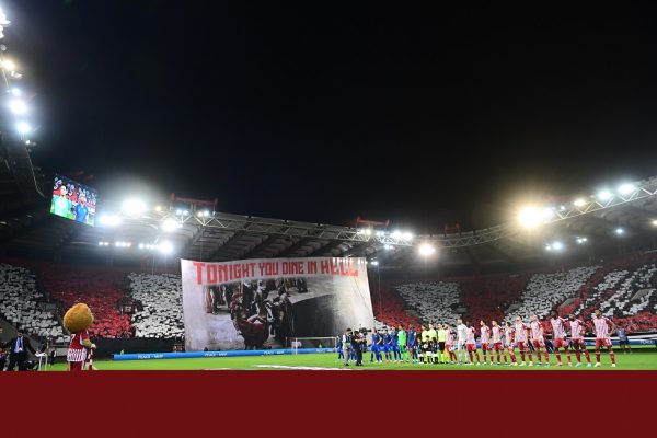 «Χάζεψε» η Ευρώπη με το κορεό των οπαδών του Ολυμπιακού στο Καραϊσκάκη (vid)