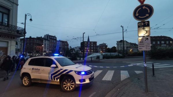 Τρομοκρατικό χτύπημα στις Βρυξέλλες: Πυροβολήθηκε στο στήθος ύποπτος – Επιβεβαιώθηκε πως είναι ο δράστης