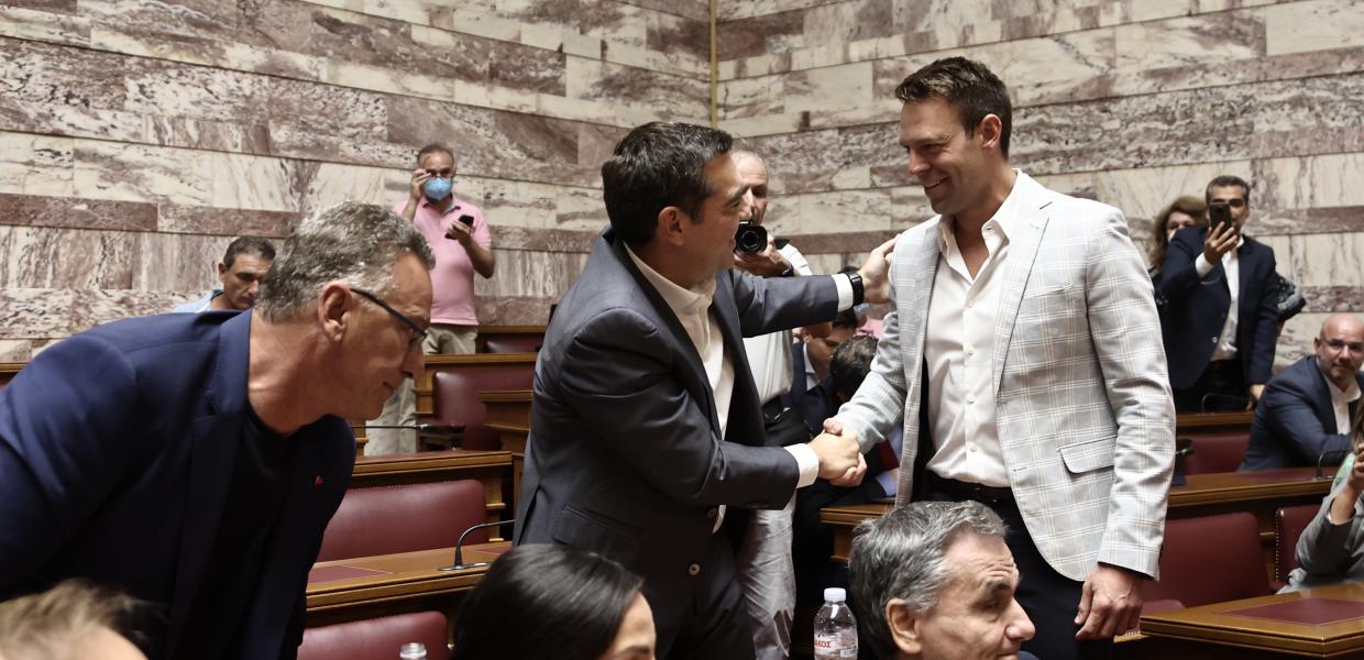 Καταχειροκροτήθηκε ο Τσίπρας από τους βουλευτές του ΣΥΡΙΖΑ - Η μεταχρονολογημένη χειραψία με τον Κασσελάκη