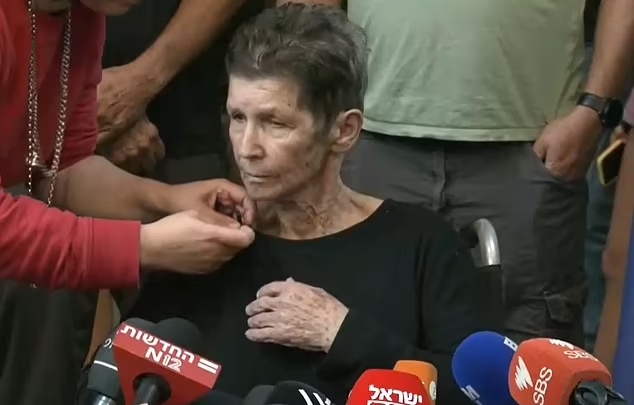 Πόλεμος Ισραήλ – Χαμάς: 85χρονη όμηρος περιγράφει όλα όσα έζησε
