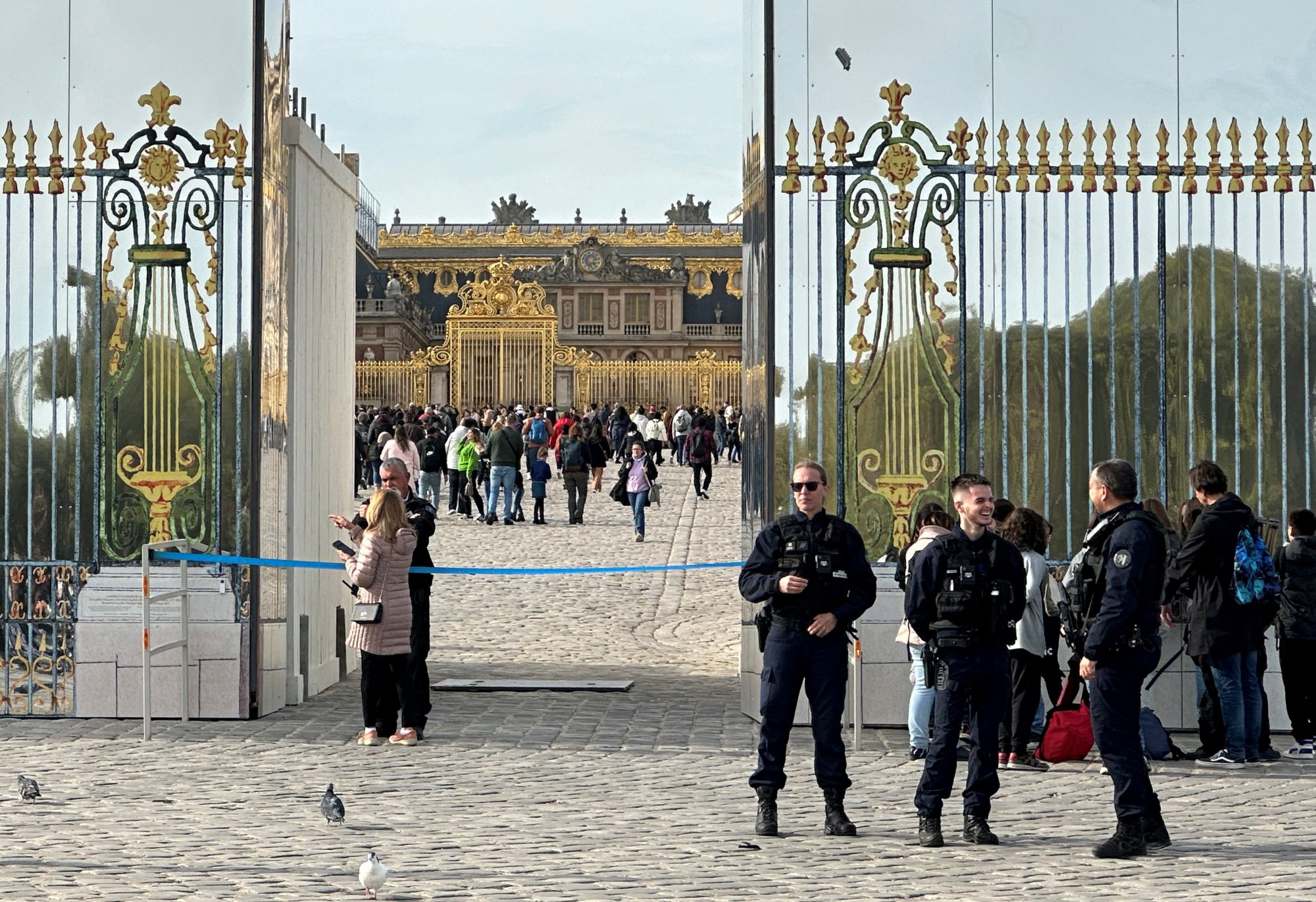 Συναγερμός στην Γαλλία: Εκκενώθηκε το Παλάτι των Βερσαλλιών και πολλά αεροδρόμια