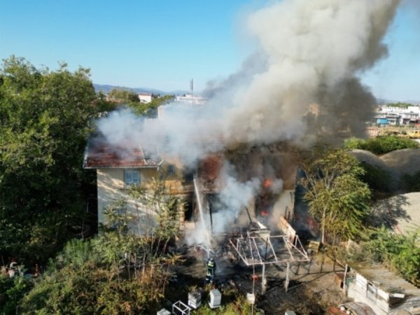 Φωτιά στην Αλεξανδρούπολη – Στις φλόγες κτίριο στον Γαλλικό σταθμό