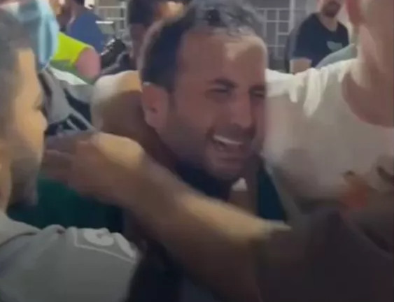 Γάζα: Παλαιστίνιος γιατρός καταρρέει βλέποντας νεκρούς τον πατέρα και τον αδερφό του