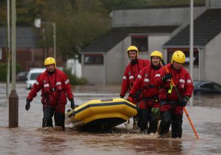 Πλημμύρες στη Βρετανία: Νεκρή μια 57χρονη στη Σκωτία