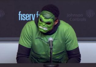 Τίμησε το Halloween o Αντετοκούνμπο: Eμφανίστηκε με μάσκα Hulk στην συνέντευξη Τύπου (vid)