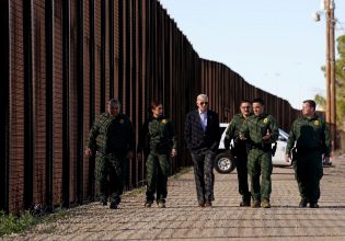 H «κωλοτούμπα» του Τζο Μπάιντεν στο αντιμεταναστευτικό τείχος