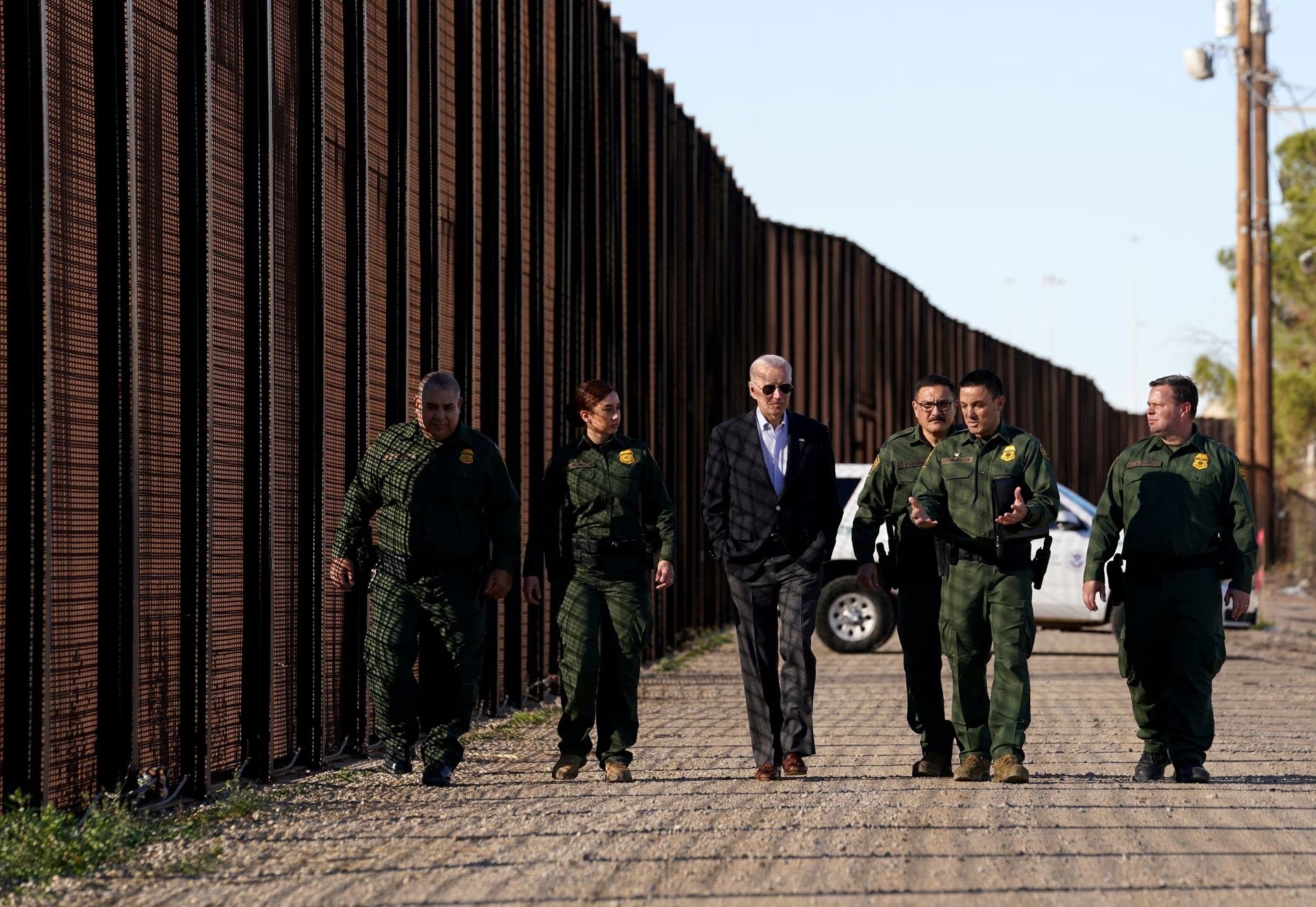 H «κωλοτούμπα» του Τζο Μπάιντεν στο αντιμεταναστευτικό τείχος
