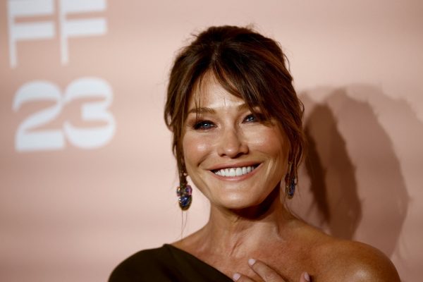 Συγκλονίζει η εξομολόγηση της Κάρλα Μπρούνι: «Διαγνώστηκα με καρκίνο του μαστού»