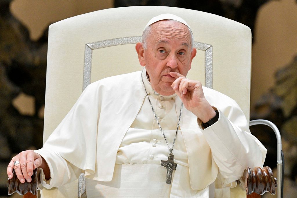 Πάπας Φραγκίσκος: Άφησε ανοικτό το «παράθυρο» στην ευλογία ομόφυλων ζευγαριών