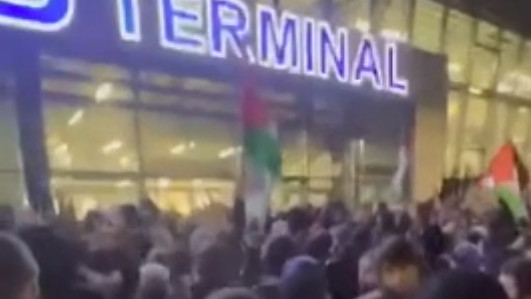 Νταγκεστάν: Πτήση από το Ισραήλ ανακατευθύνθηκε – Φιλοπαλαιστίνιοι διαδηλωτές εισέβαλαν σε αεροδρόμιο