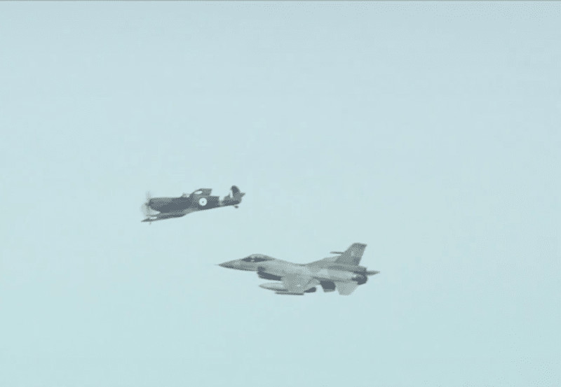 28η Οκτωβρίου: Σε ζεύγος πέταξε ένα spitfire και ένα F-16