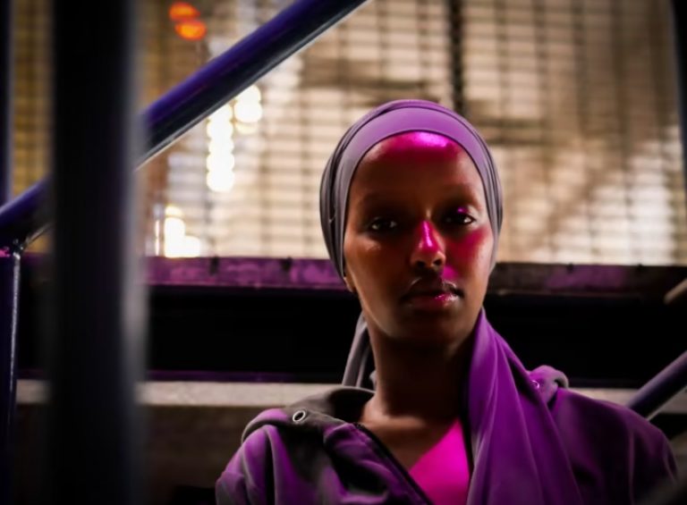 Μια γυναίκα από τις συμμορίες των μεταναστών της Σουηδίας εξομολογείται